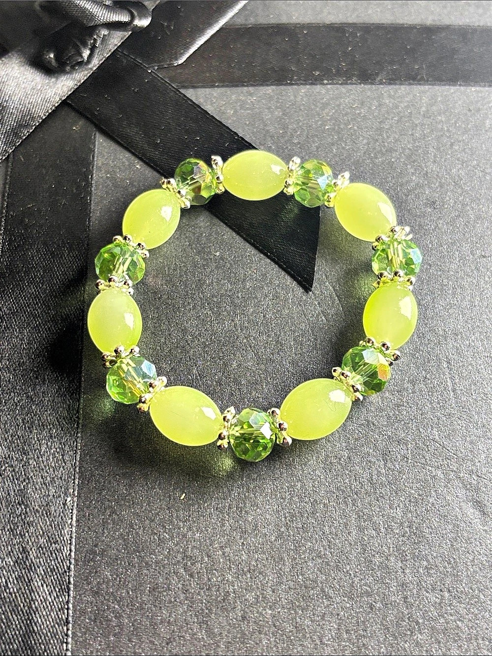 Green Beaded Stretch Bracelet Like New